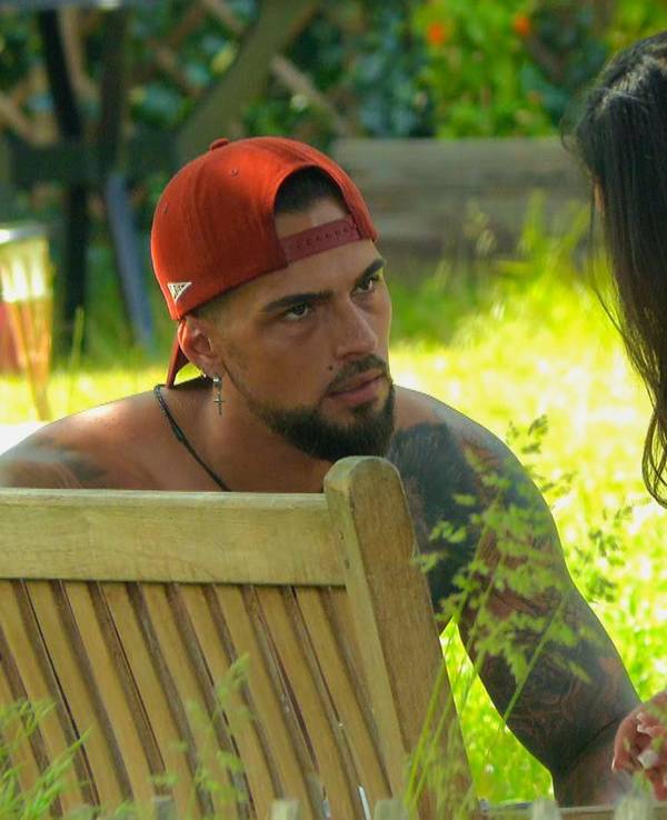 Zwischen Alex (links) und Hati kriselt es mal wieder. (Bild: RTL)