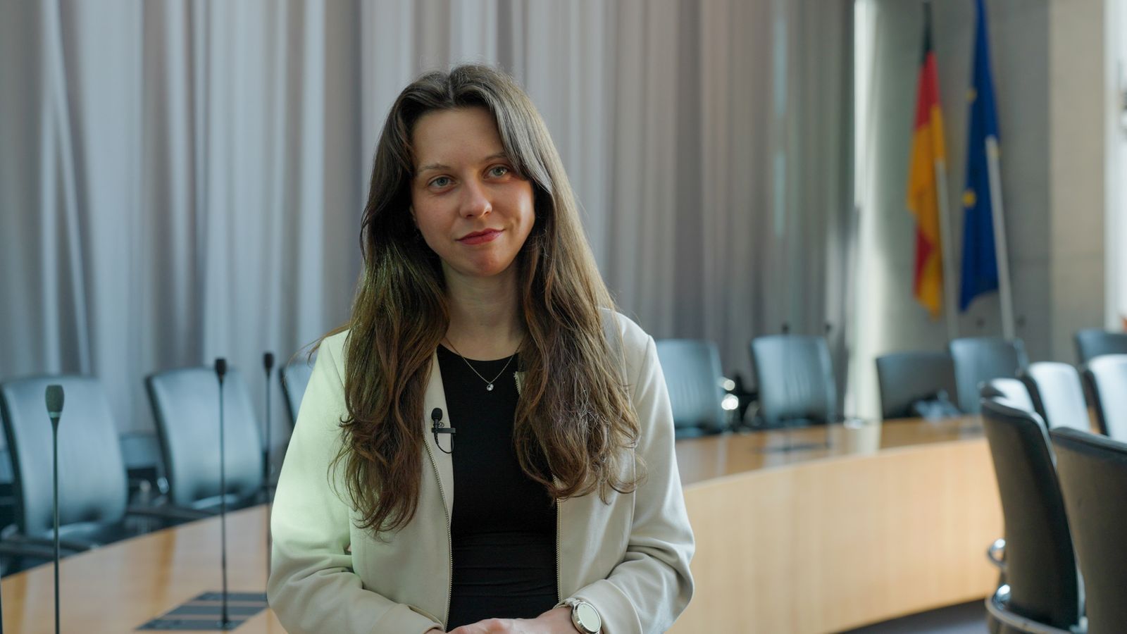 Zoe Mayer, Bundestagsabgeordnete für die Partei Bündnis 90/Die Grünen, kämpft für bessere Einblicke in Tierversuchslabore.  (Bild: ZDF/Manfred Karremann)