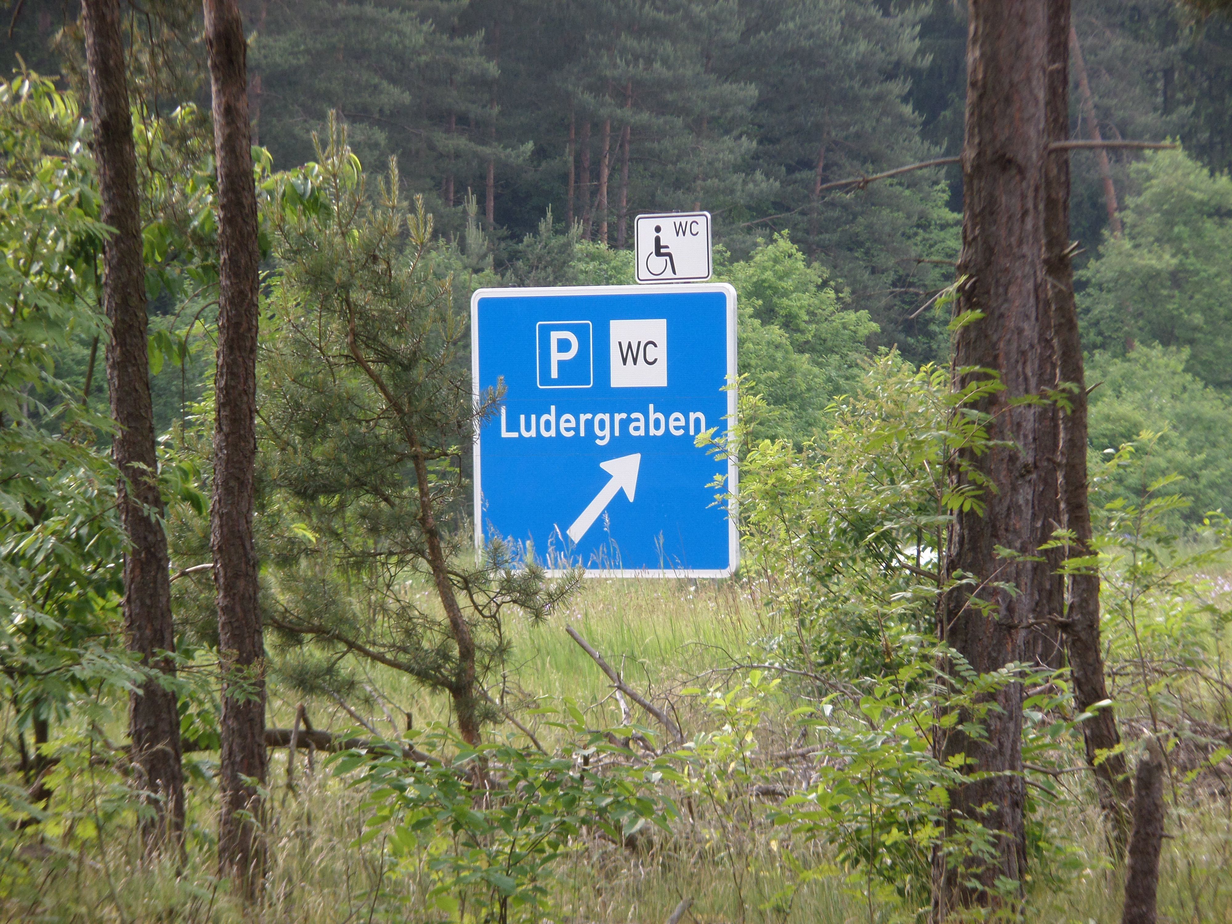 Schild an der A3 an der Ausfahrt zum Rastplatz Ludergraben