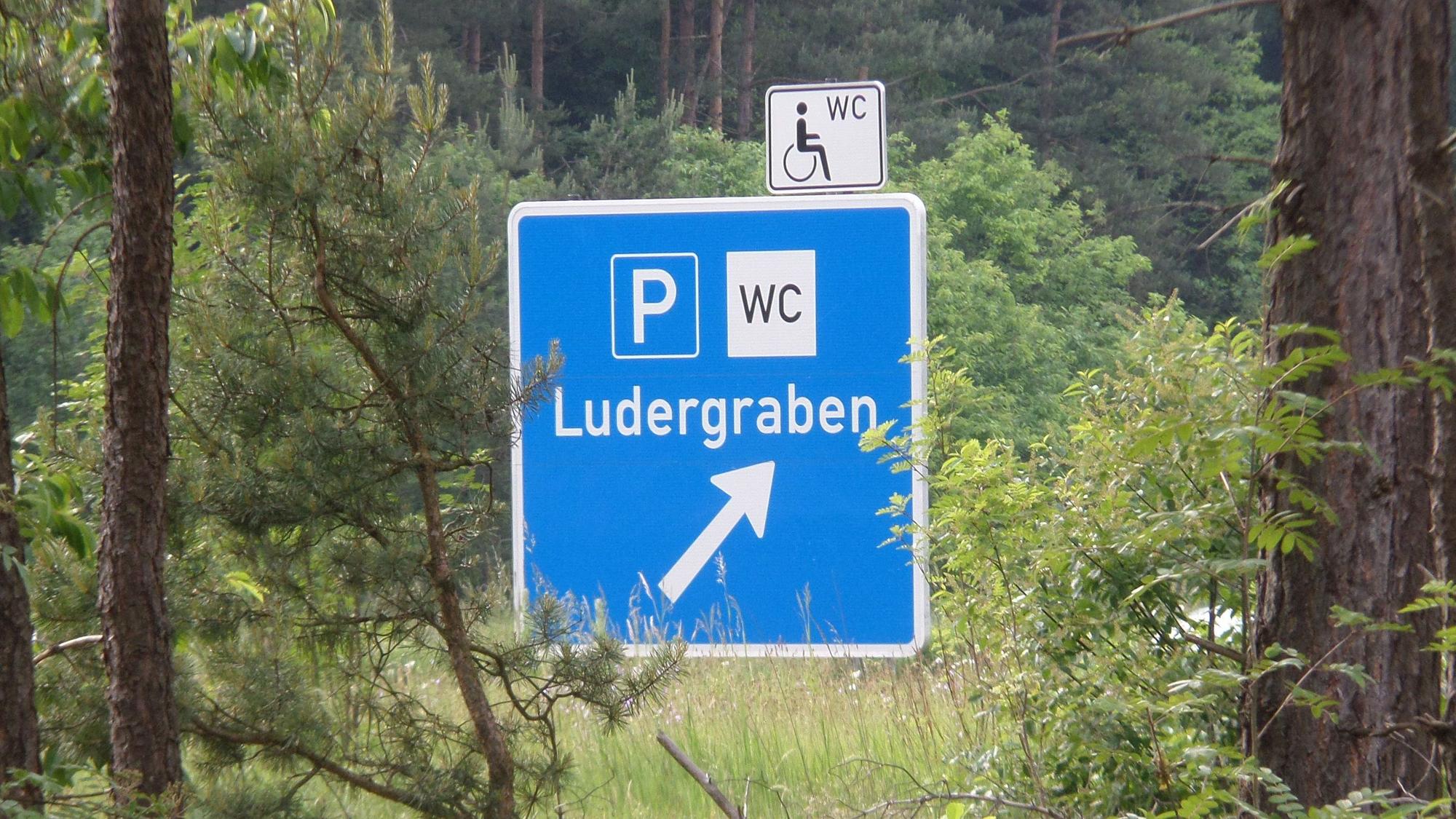 Schild an der A3 an der Ausfahrt zum Rastplatz Ludergraben