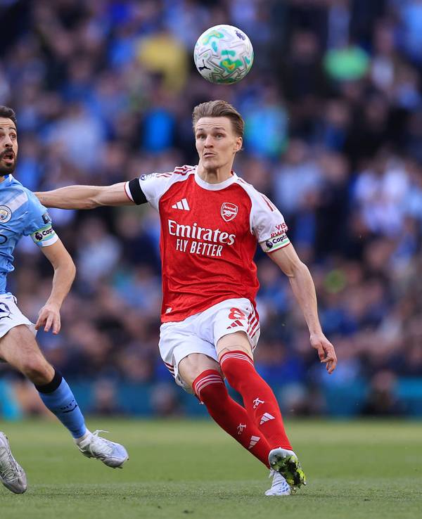 Martin Ödegaard und Bernardo Silva schauen auf den Ball in der Luft.