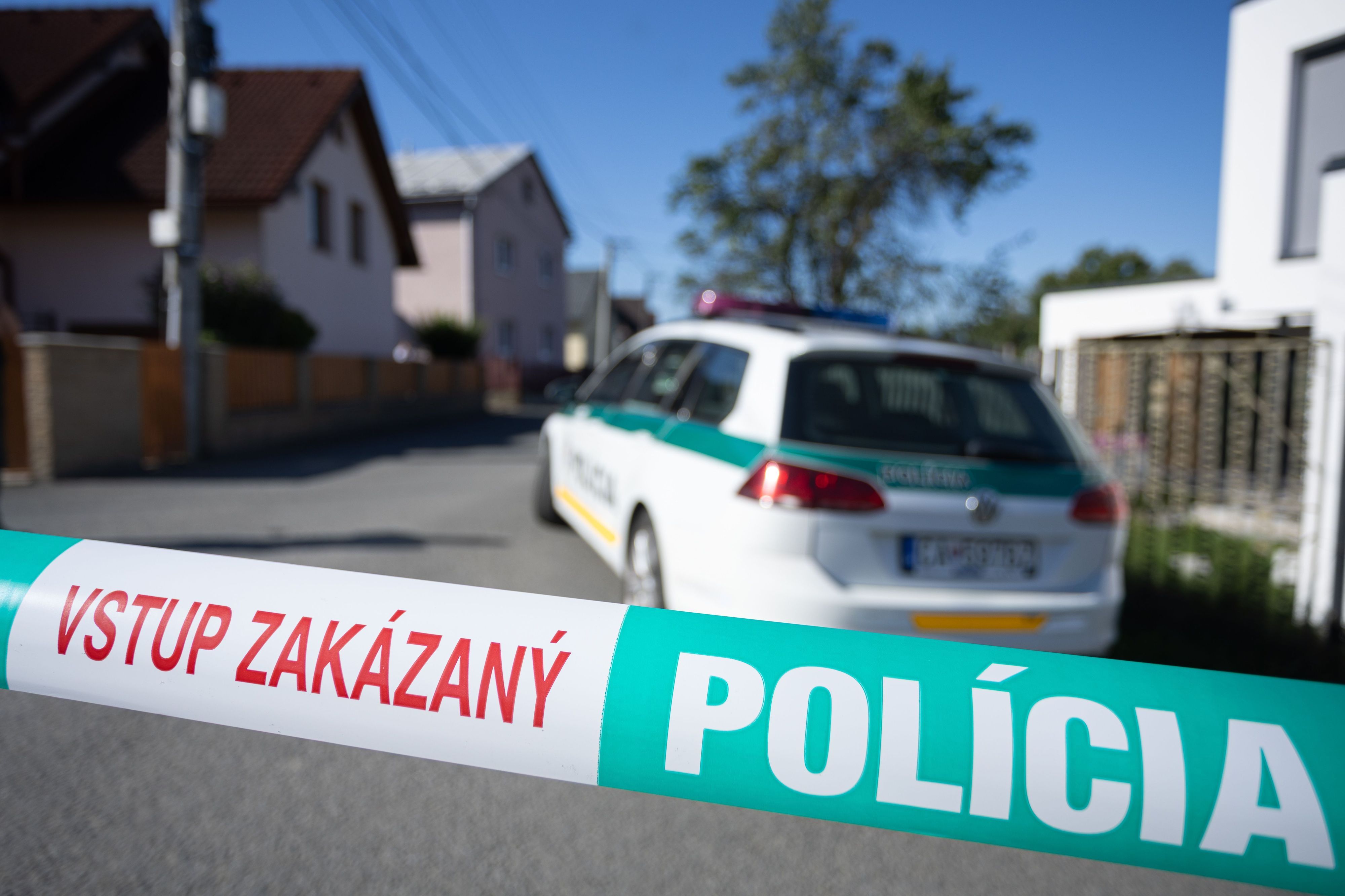 Ein Polizeifahrzeug steht auf der gesperrten Zufahrtsstraße zur Grundschule in der slowakischen Gemeinde Staskov.