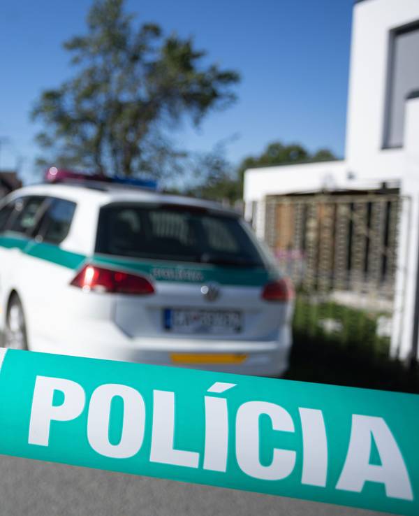 Ein Polizeifahrzeug steht auf der gesperrten Zufahrtsstraße zur Grundschule in der slowakischen Gemeinde Staskov.