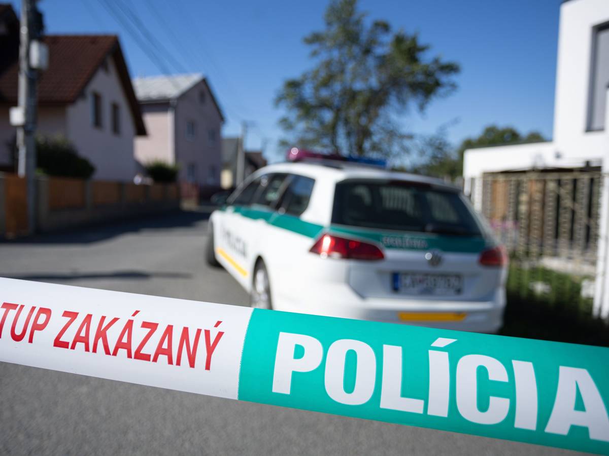 Ein Polizeifahrzeug steht auf der gesperrten Zufahrtsstraße zur Grundschule in der slowakischen Gemeinde Staskov.