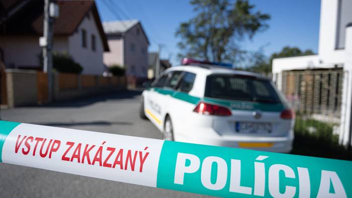 Ein Polizeifahrzeug steht auf der gesperrten Zufahrtsstraße zur Grundschule in der slowakischen Gemeinde Staskov.