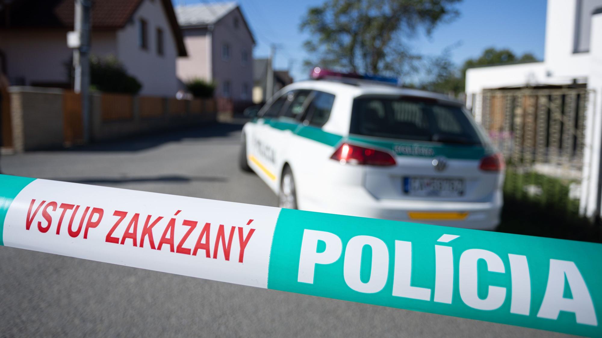 Ein Polizeifahrzeug steht auf der gesperrten Zufahrtsstraße zur Grundschule in der slowakischen Gemeinde Staskov.