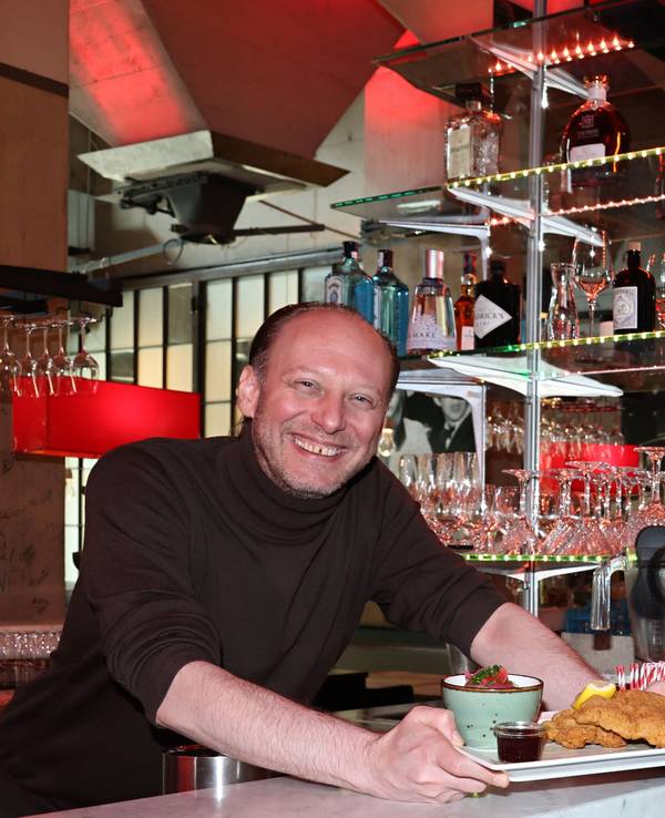Torsten Schliesing serviert Inhaber Dr. Rudolf von Borries ein Schnitzel.