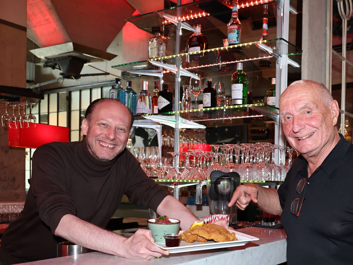 Torsten Schliesing serviert Inhaber Dr. Rudolf von Borries ein Schnitzel.