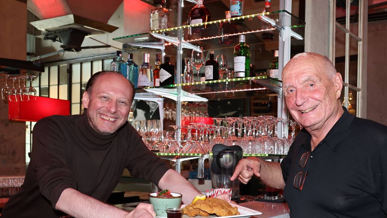 Torsten Schliesing serviert Inhaber Dr. Rudolf von Borries ein Schnitzel.