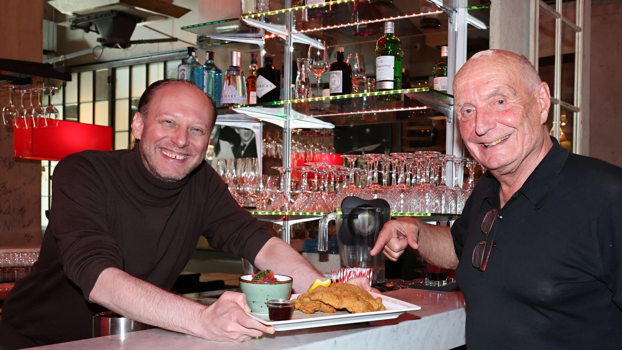 Torsten Schliesing serviert Inhaber Dr. Rudolf von Borries ein Schnitzel.