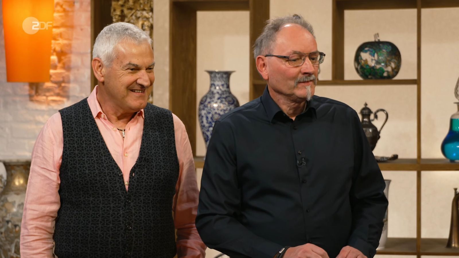 Die Verkäufer Franz und Manfred hatten sich vor Jahren auf einem Flohmarkt kennengelernt. (Bild: ZDF)