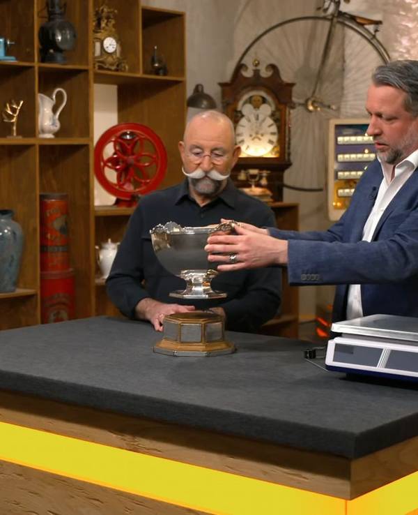 „Das ist aber mal sehr schön!“, begeisterte sich Horst Lichter (lichts) für einen Pokal, der am Dienstag bei „Bares für Rares“ angeboten wurde. (Bild: ZDF)