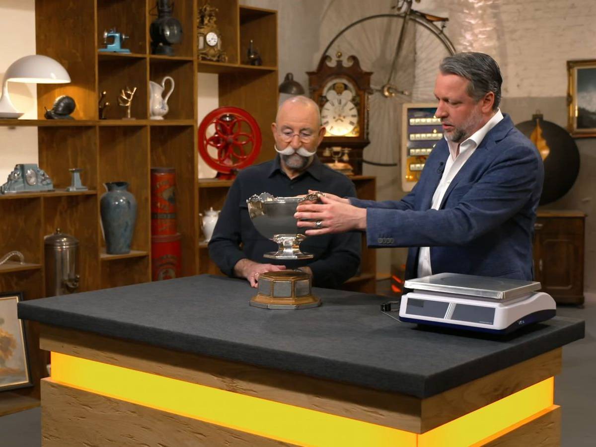 „Das ist aber mal sehr schön!“, begeisterte sich Horst Lichter (lichts) für einen Pokal, der am Dienstag bei „Bares für Rares“ angeboten wurde. (Bild: ZDF)