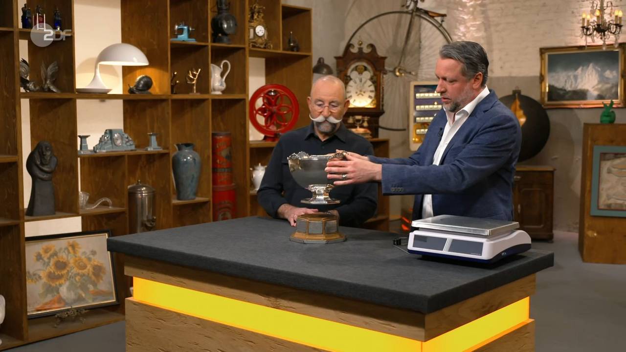 „Das ist aber mal sehr schön!“, begeisterte sich Horst Lichter (lichts) für einen Pokal, der am Dienstag bei „Bares für Rares“ angeboten wurde. (Bild: ZDF)