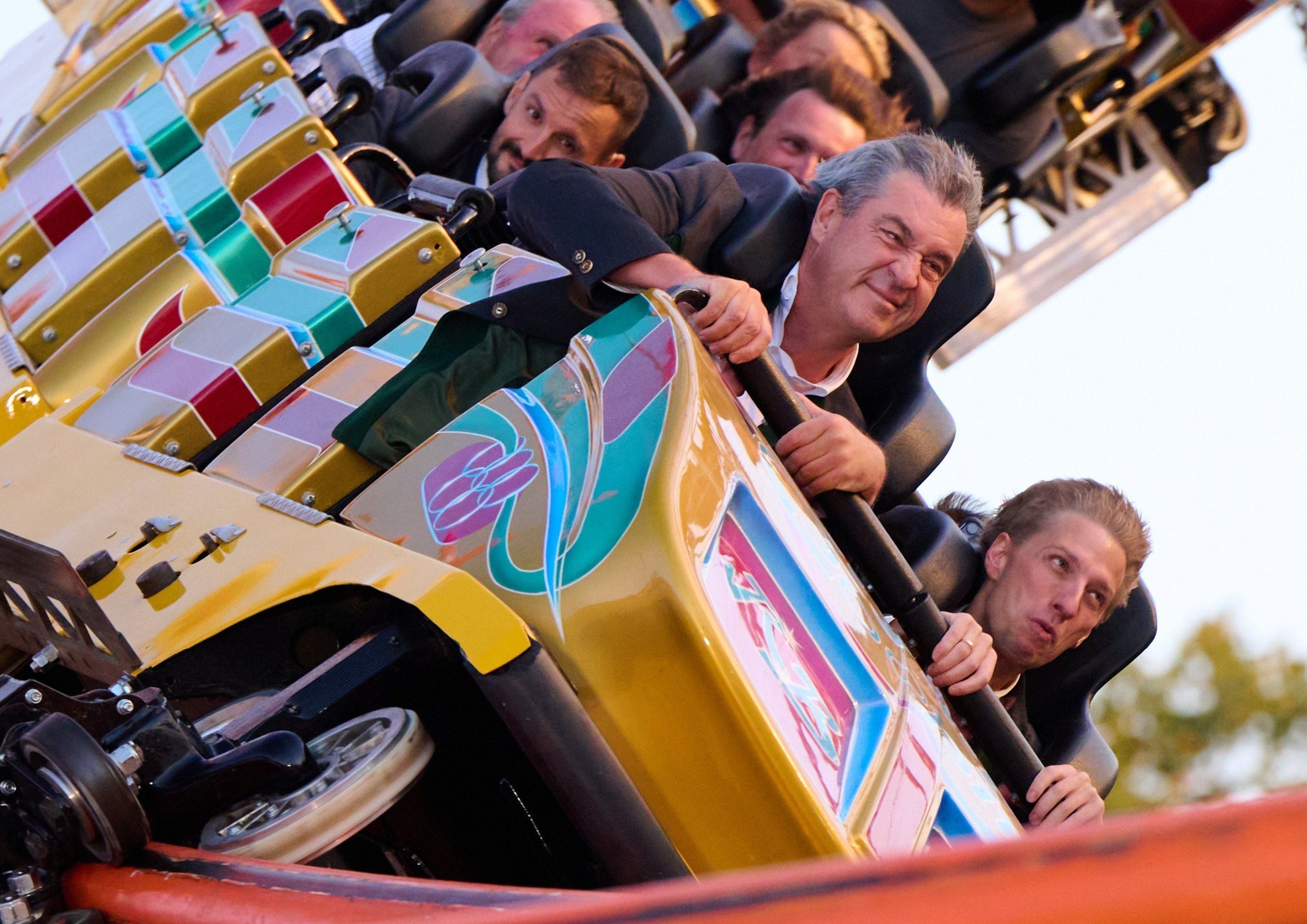 Bayerns Ministerpräsident Markus Söder (CSU, links) und Dominik Krause (Grüne), Oberbürgermeister von München, fahren anlässlich der Nominierung Münchens als deutscher Olympia-Bewerber auf dem Oktoberfest zusammen mit der Achterbahn „Olympia Looping“.