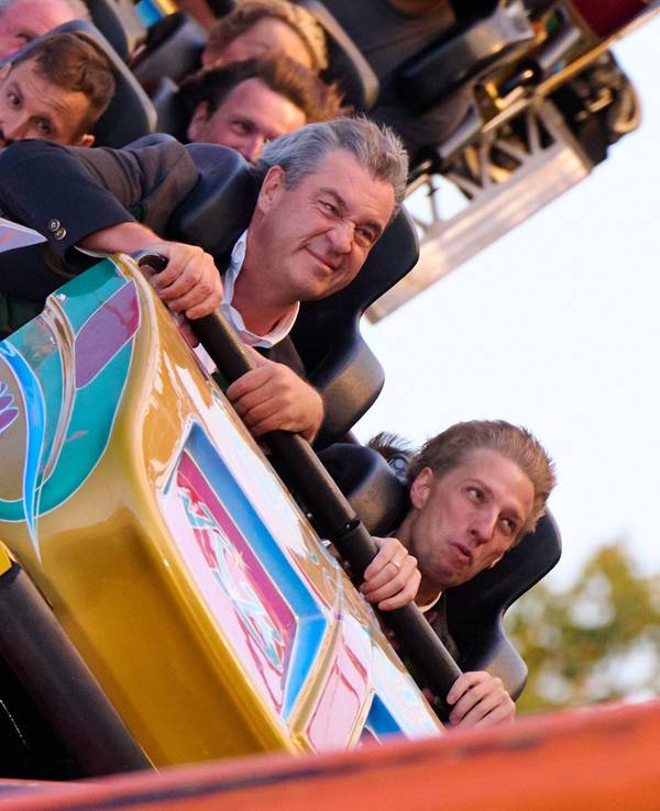 Bayerns Ministerpräsident Markus Söder (CSU, links) und Dominik Krause (Grüne), Oberbürgermeister von München, fahren anlässlich der Nominierung Münchens als deutscher Olympia-Bewerber auf dem Oktoberfest zusammen mit der Achterbahn „Olympia Looping“.