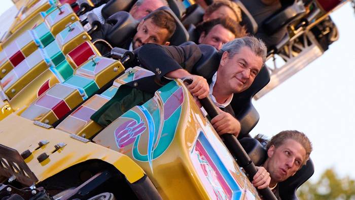 Bayerns Ministerpräsident Markus Söder (CSU, links) und Dominik Krause (Grüne), Oberbürgermeister von München, fahren anlässlich der Nominierung Münchens als deutscher Olympia-Bewerber auf dem Oktoberfest zusammen mit der Achterbahn „Olympia Looping“.