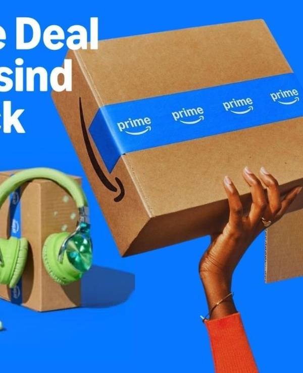 Prime Deal Days Ankündigung 6. und 7. Oktober mit Design von Amazon Paketen und Produkten auf blauem Hintergrund.