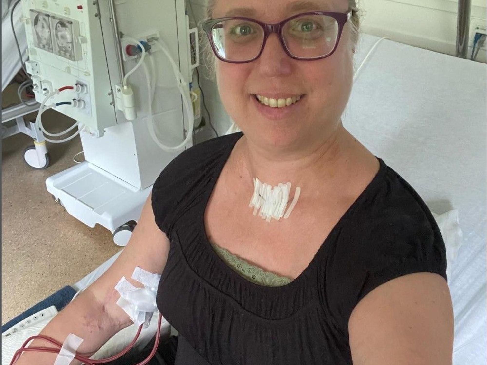 Eine Frau bei der Dialyse (Blutwäsche)