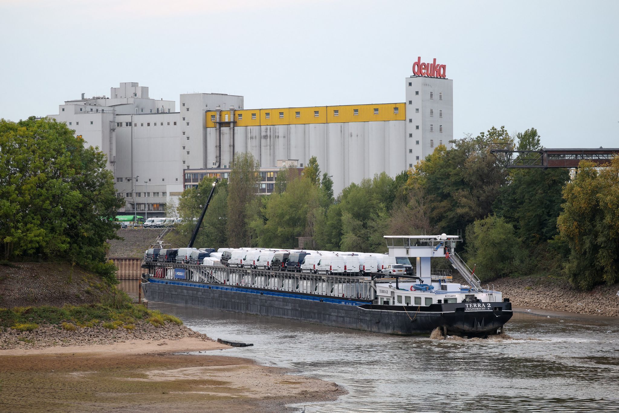 Frachtschiff fährt sich im Düsseldorfer Hafen fest