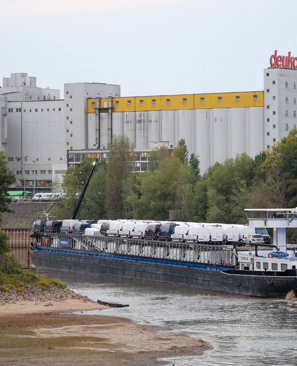 Frachtschiff fährt sich im Düsseldorfer Hafen fest