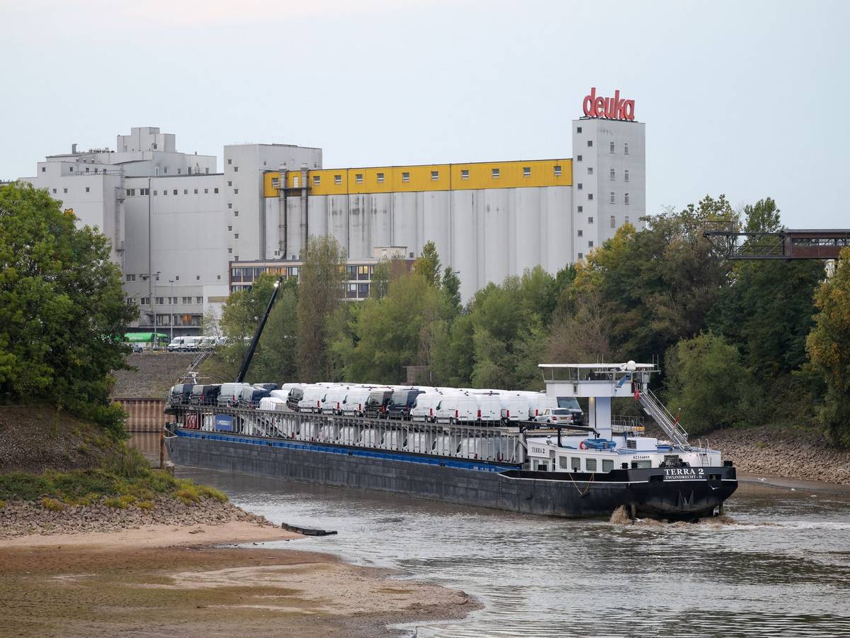 Frachtschiff fährt sich im Düsseldorfer Hafen fest