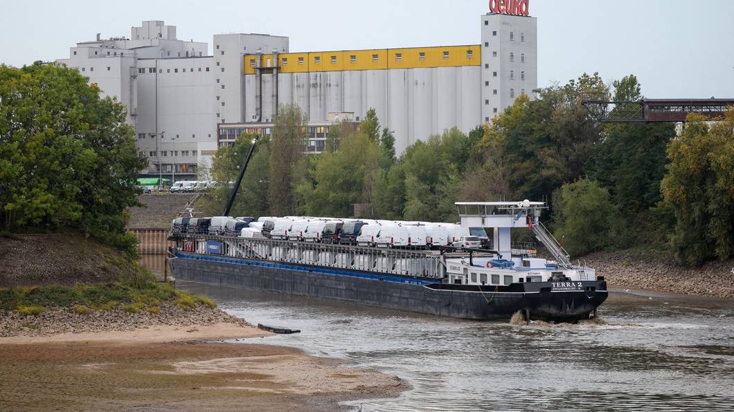 Frachtschiff fährt sich im Düsseldorfer Hafen fest