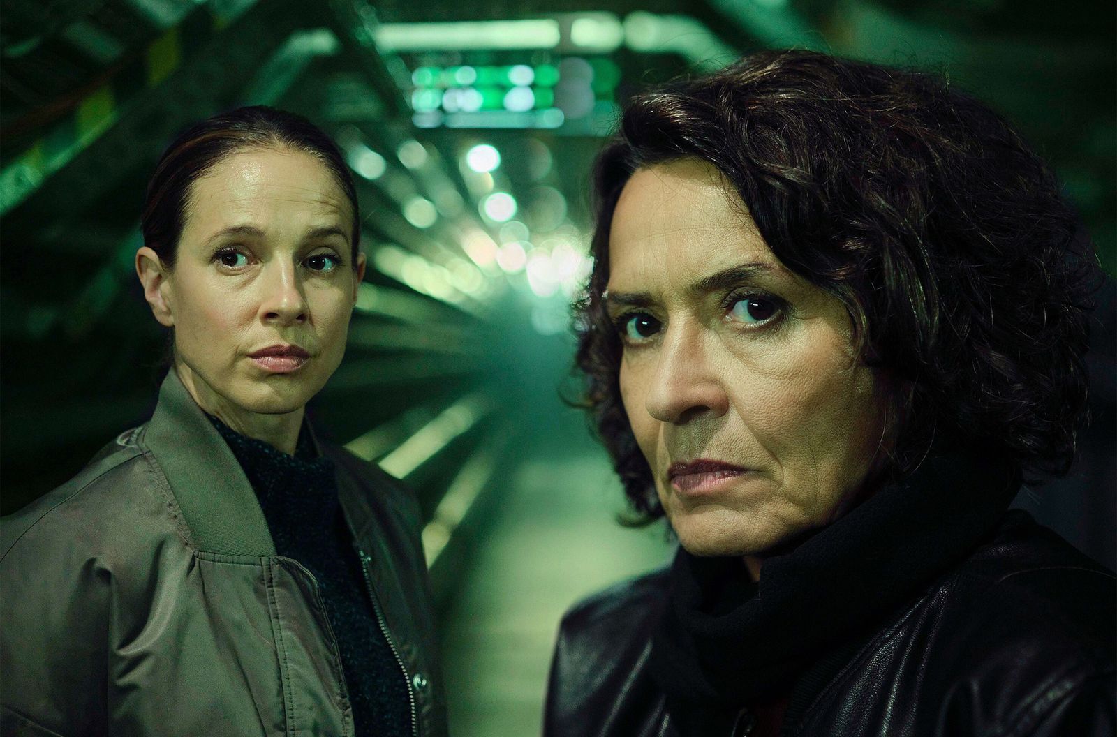 In ihrem Jubiläums-“Tatort: Explosive Mischung“ ermitteln Lena Odenthal (Ulrike Folkerts, rechts) und Johanna Stern (Lisa Bitter) nachdem bei einer Geldautomatensprengung einer der Täter ums Leben kam. Seine Komplizen sind mit der Beute auf der Flucht. (Bild: SWR/Benoît Linder)