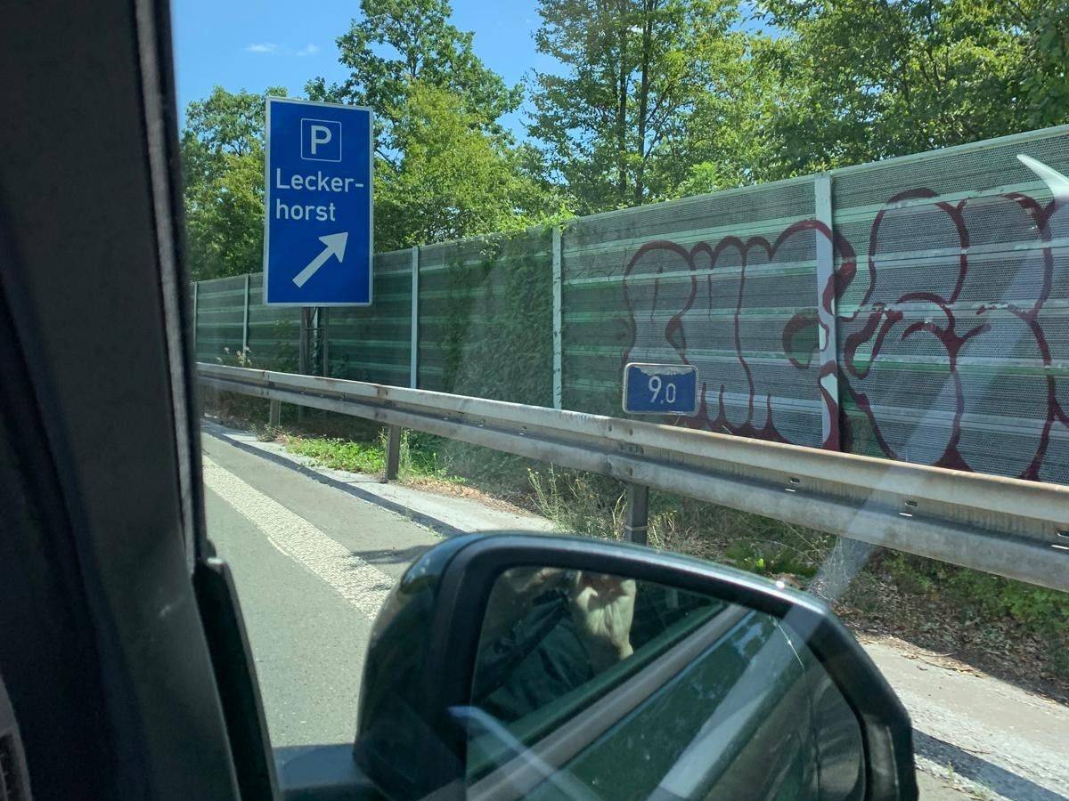 Schild zum Park- und Rastplatz Leckerhorst an der A46 bei Letmathe