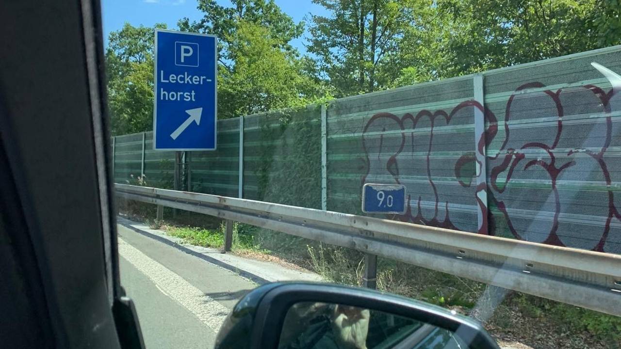 Schild zum Park- und Rastplatz Leckerhorst an der A46 bei Letmathe