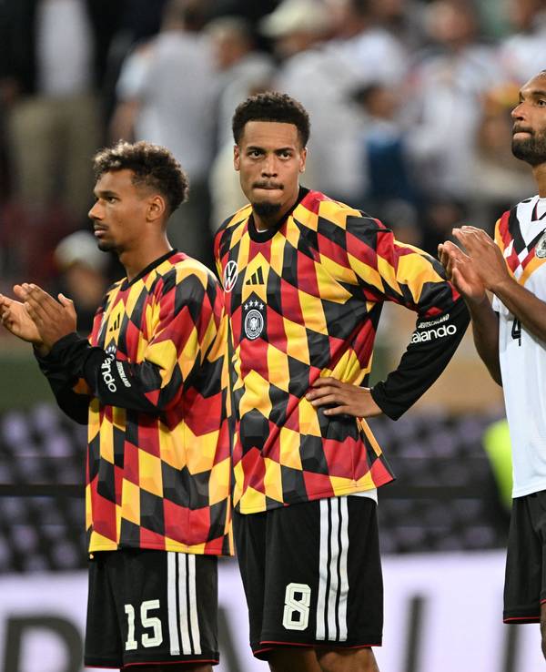 Bambasé Conté, Felix Nmecha, Jonathan Tah und Anton Stach stehen enttäuscht vor den Fans.