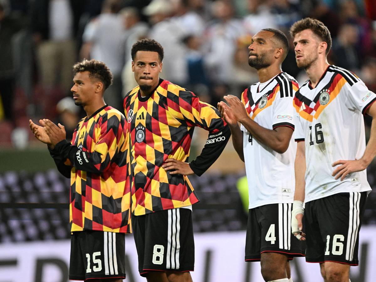Bambasé Conté, Felix Nmecha, Jonathan Tah und Anton Stach stehen enttäuscht vor den Fans.