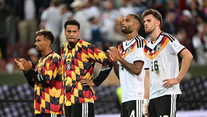 Bambasé Conté, Felix Nmecha, Jonathan Tah und Anton Stach stehen enttäuscht vor den Fans.