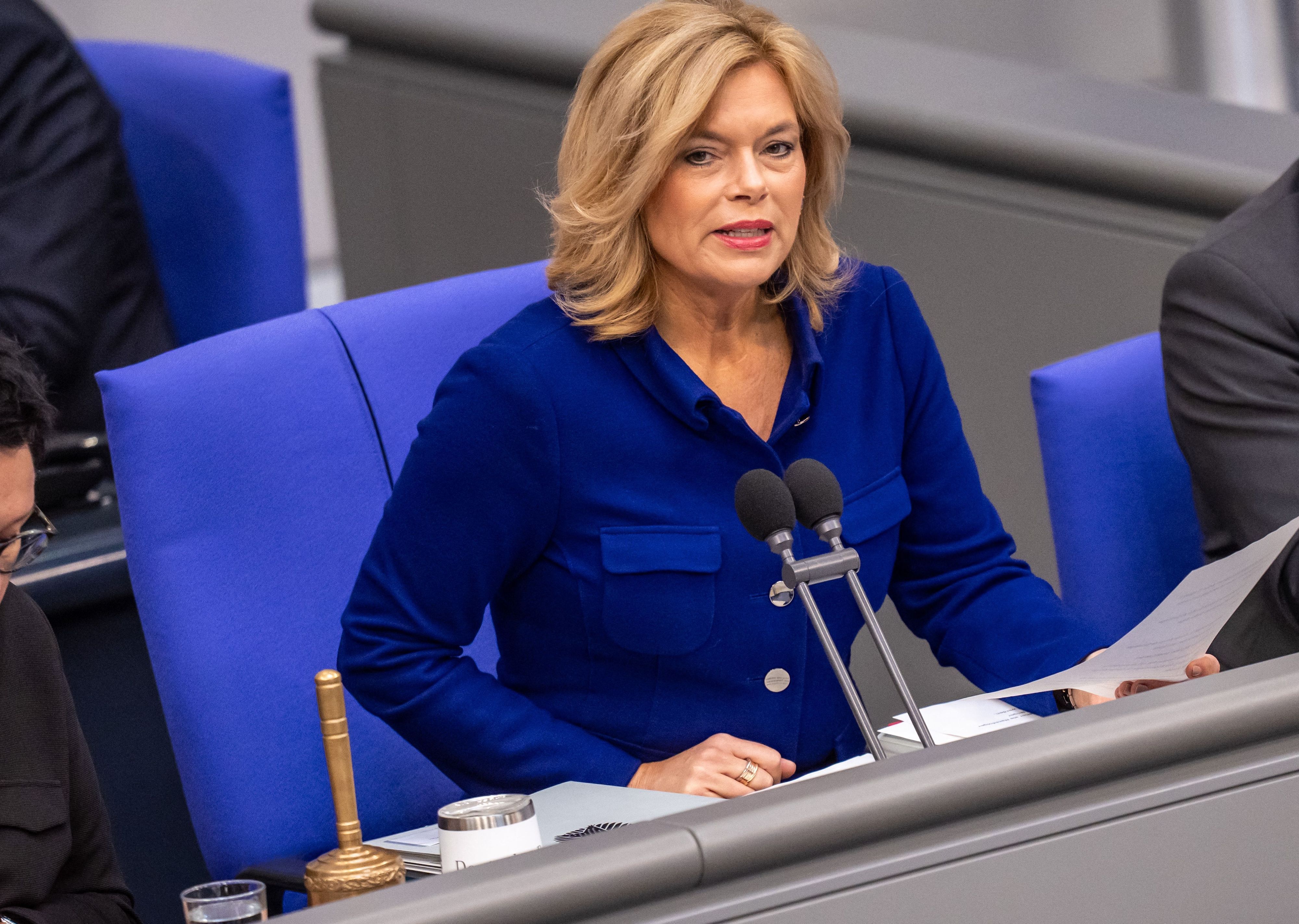 Bundestagspräsidentin Julia Klöckner (CDU) spricht im Bundestag bei den Beratungen zum Bundeshaushalt 2027.