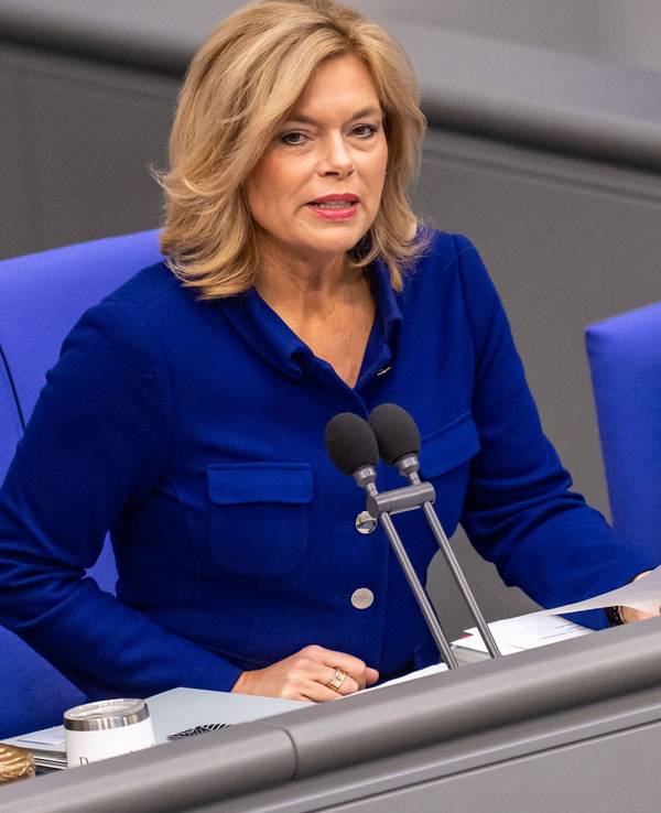 Bundestagspräsidentin Julia Klöckner (CDU) spricht im Bundestag bei den Beratungen zum Bundeshaushalt 2027.