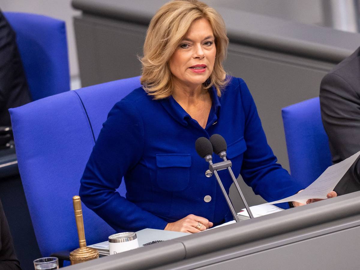 Bundestagspräsidentin Julia Klöckner (CDU) spricht im Bundestag bei den Beratungen zum Bundeshaushalt 2027.