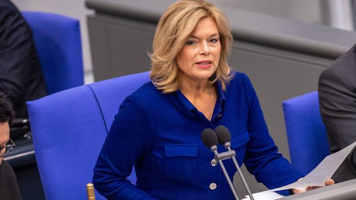 Bundestagspräsidentin Julia Klöckner (CDU) spricht im Bundestag bei den Beratungen zum Bundeshaushalt 2027.