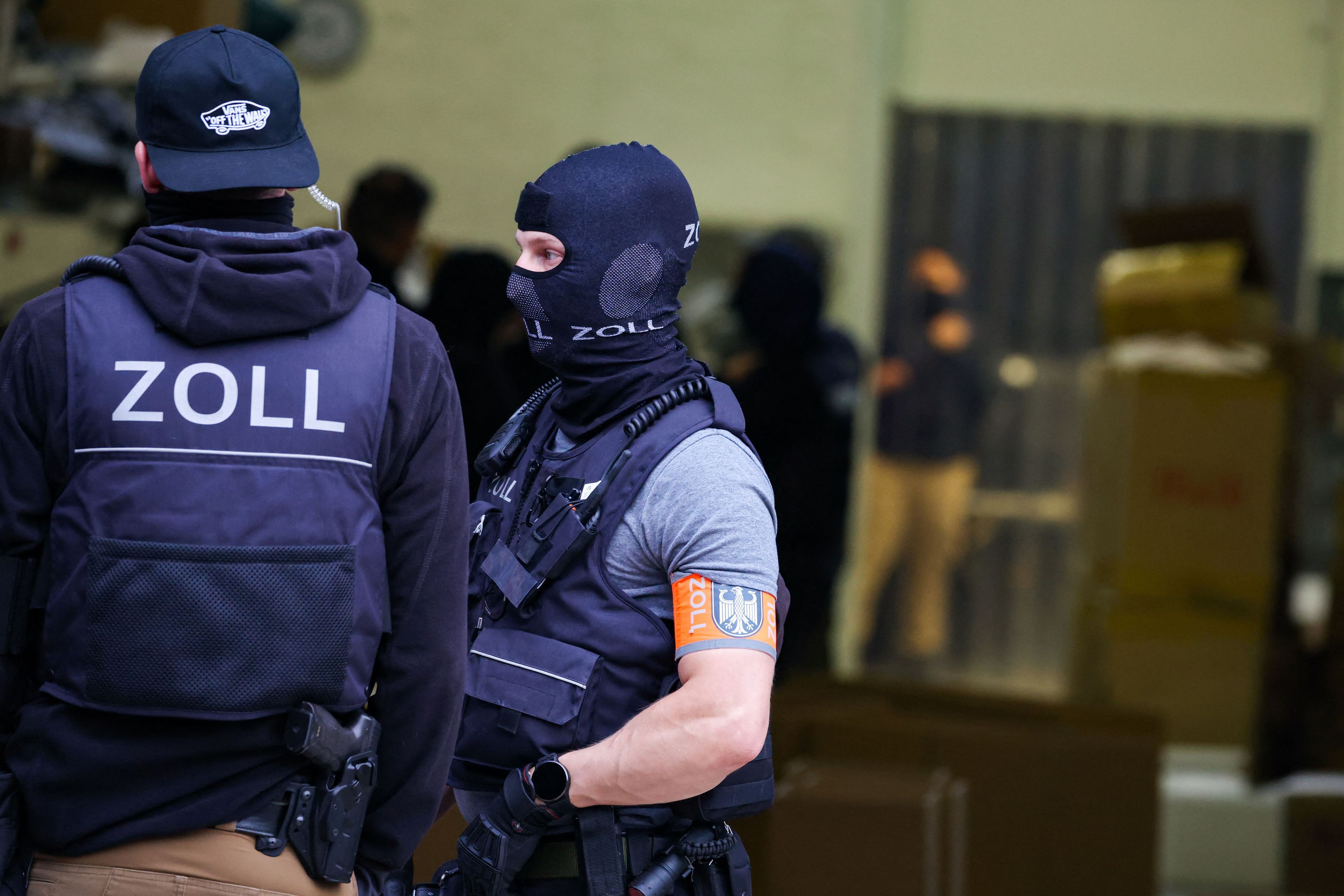 Beamte des Zolls durchsuchen eine Lagerhalle in Krefeld. Wegen des Verdachts auf millionenfachen Betrug mit online verkauften Handys läuft eine europaweit angelegte Großrazzia mit rund 160 Durchsuchungen in 19 Ländern, darunter Deutschland.