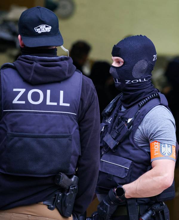 Beamte des Zolls durchsuchen eine Lagerhalle in Krefeld. Wegen des Verdachts auf millionenfachen Betrug mit online verkauften Handys läuft eine europaweit angelegte Großrazzia mit rund 160 Durchsuchungen in 19 Ländern, darunter Deutschland.
