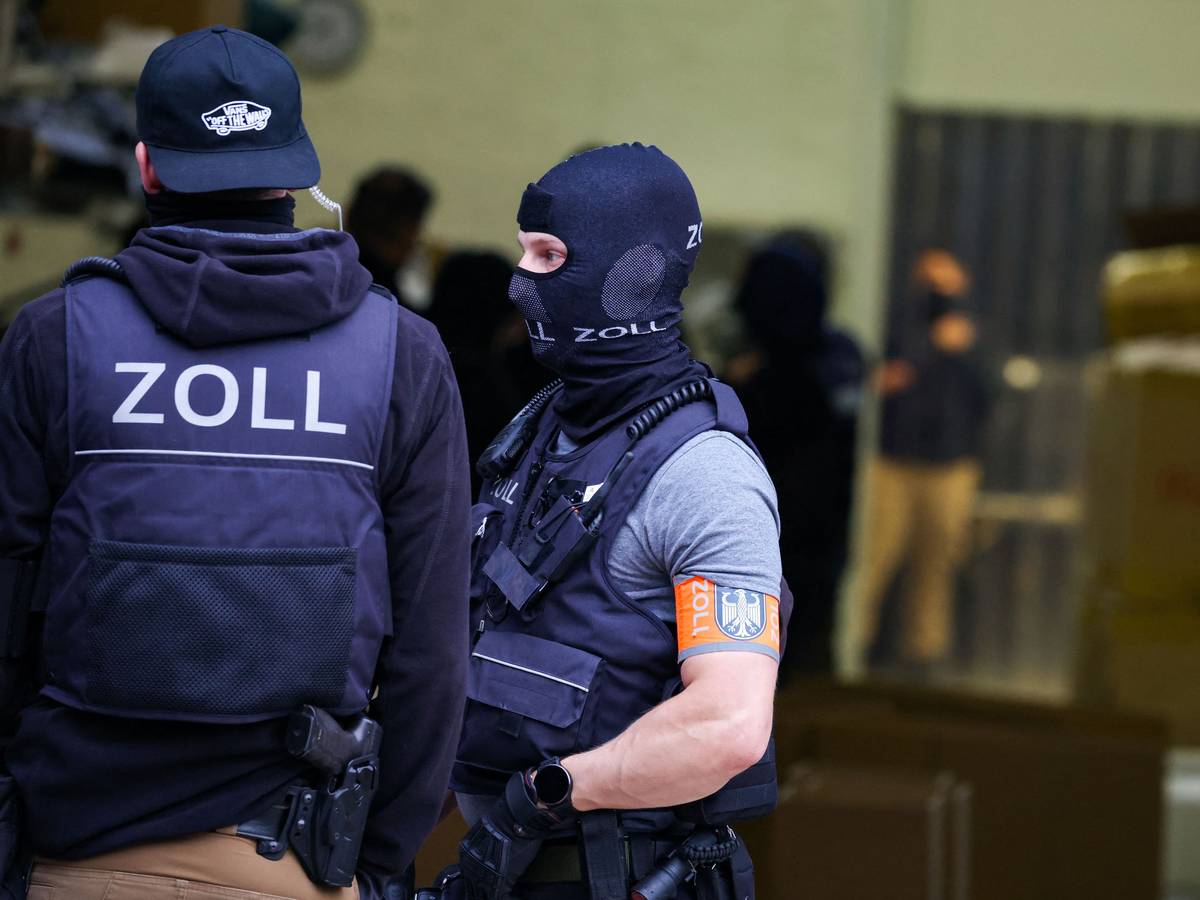 Beamte des Zolls durchsuchen eine Lagerhalle in Krefeld. Wegen des Verdachts auf millionenfachen Betrug mit online verkauften Handys läuft eine europaweit angelegte Großrazzia mit rund 160 Durchsuchungen in 19 Ländern, darunter Deutschland.