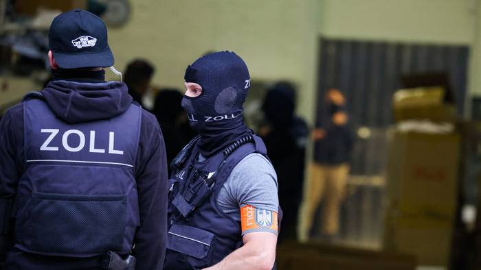 Beamte des Zolls durchsuchen eine Lagerhalle in Krefeld. Wegen des Verdachts auf millionenfachen Betrug mit online verkauften Handys läuft eine europaweit angelegte Großrazzia mit rund 160 Durchsuchungen in 19 Ländern, darunter Deutschland.
