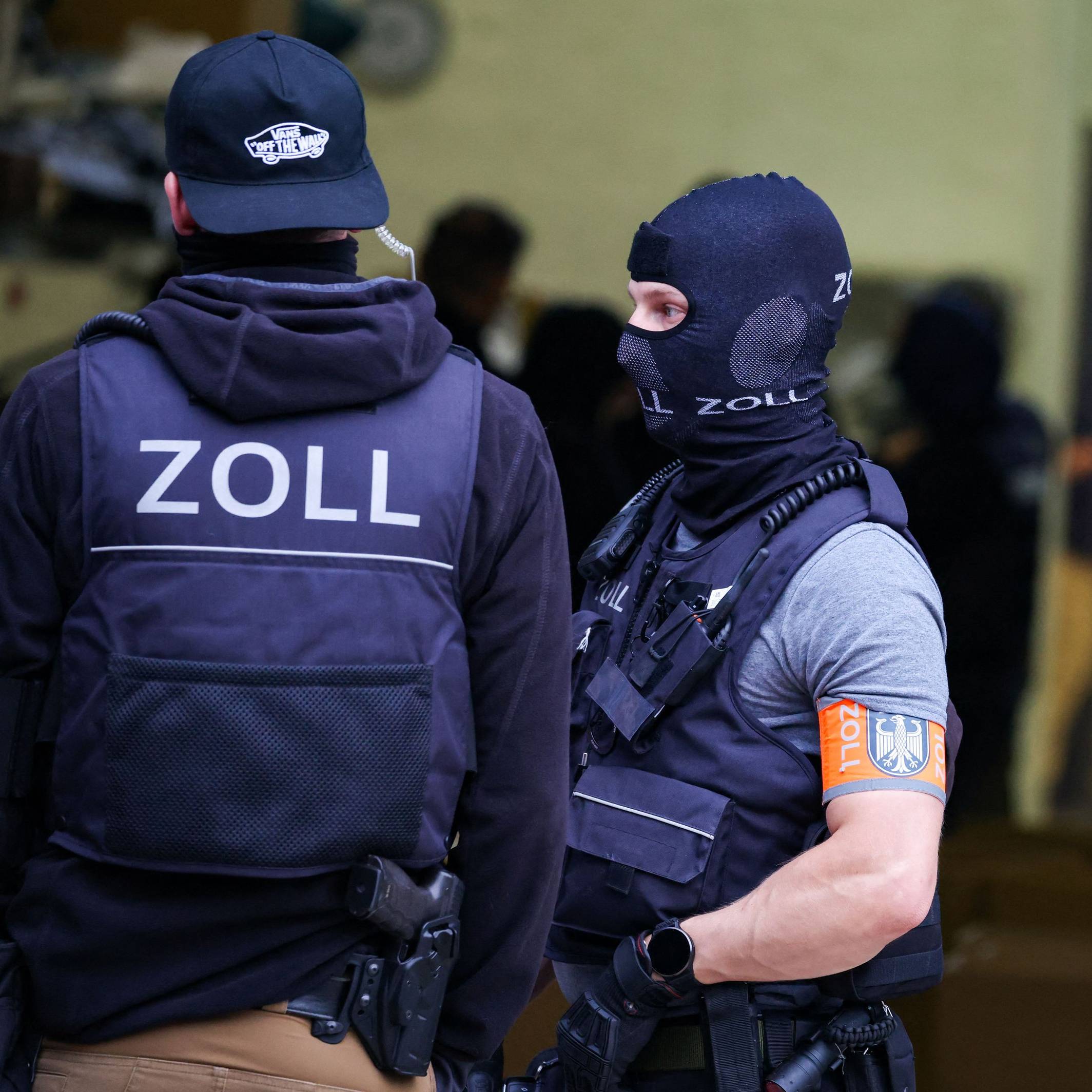 Beamte des Zolls durchsuchen eine Lagerhalle in Krefeld. Wegen des Verdachts auf millionenfachen Betrug mit online verkauften Handys läuft eine europaweit angelegte Großrazzia mit rund 160 Durchsuchungen in 19 Ländern, darunter Deutschland.