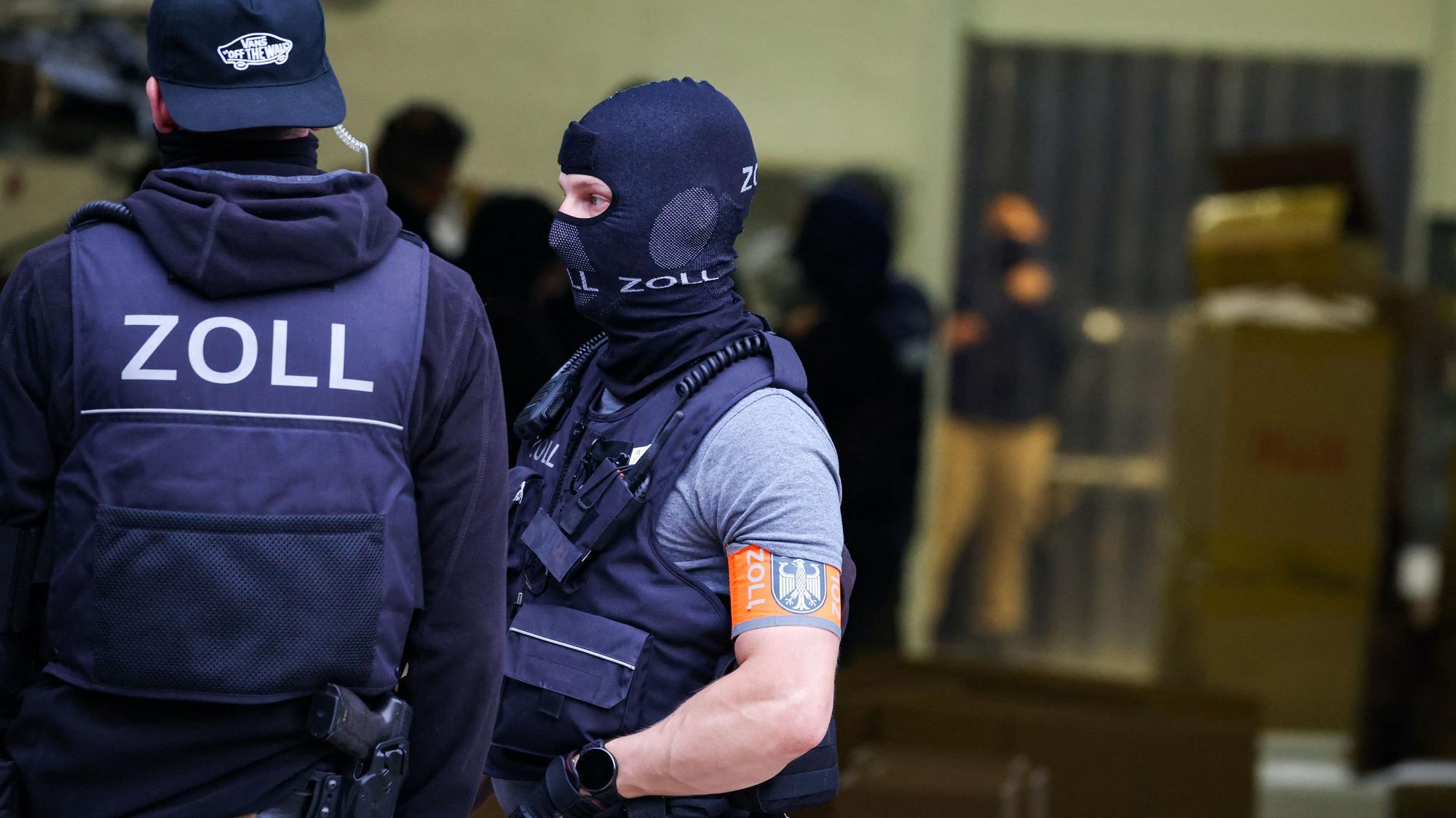 Beamte des Zolls durchsuchen eine Lagerhalle in Krefeld. Wegen des Verdachts auf millionenfachen Betrug mit online verkauften Handys läuft eine europaweit angelegte Großrazzia mit rund 160 Durchsuchungen in 19 Ländern, darunter Deutschland.