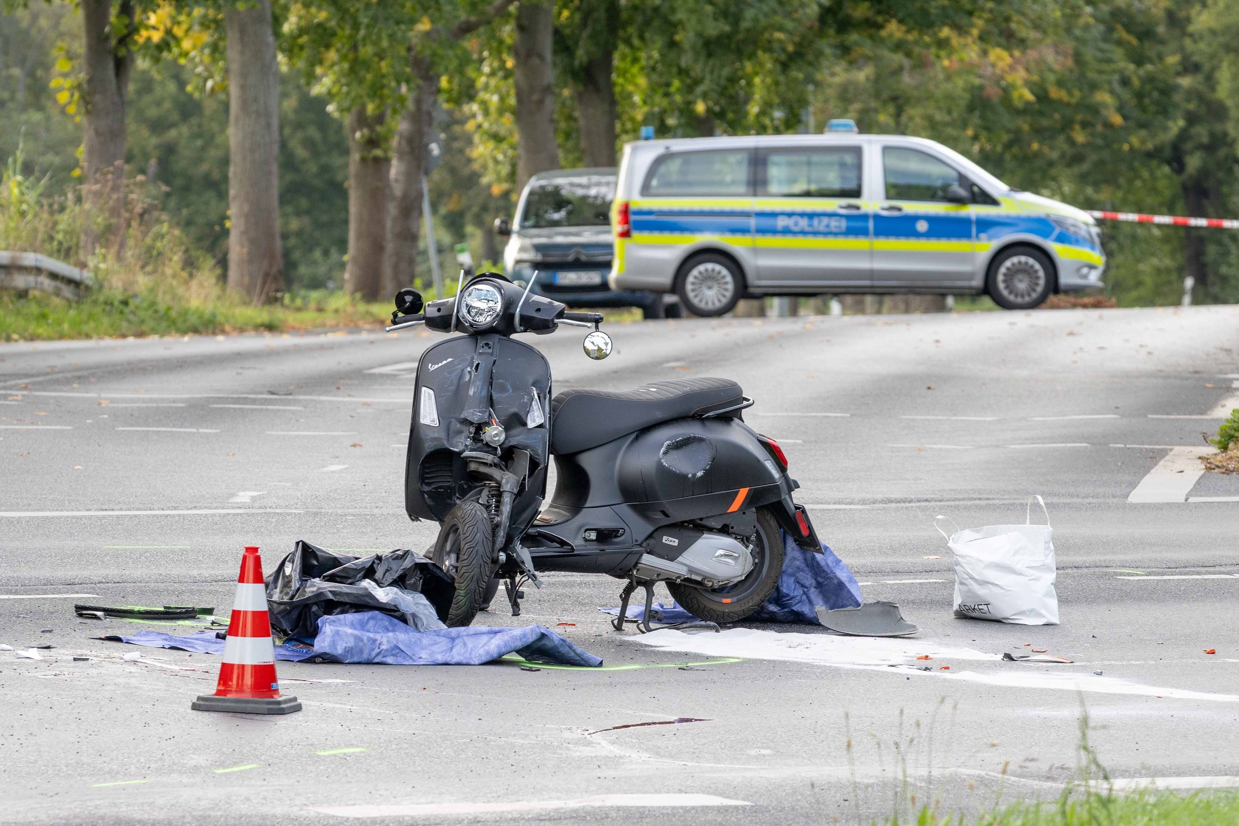 Ein Roller steht nach einem Unfall schwer beschädigt auf der Straße.