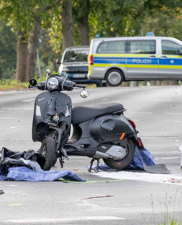 Ein Roller steht nach einem Unfall schwer beschädigt auf der Straße.