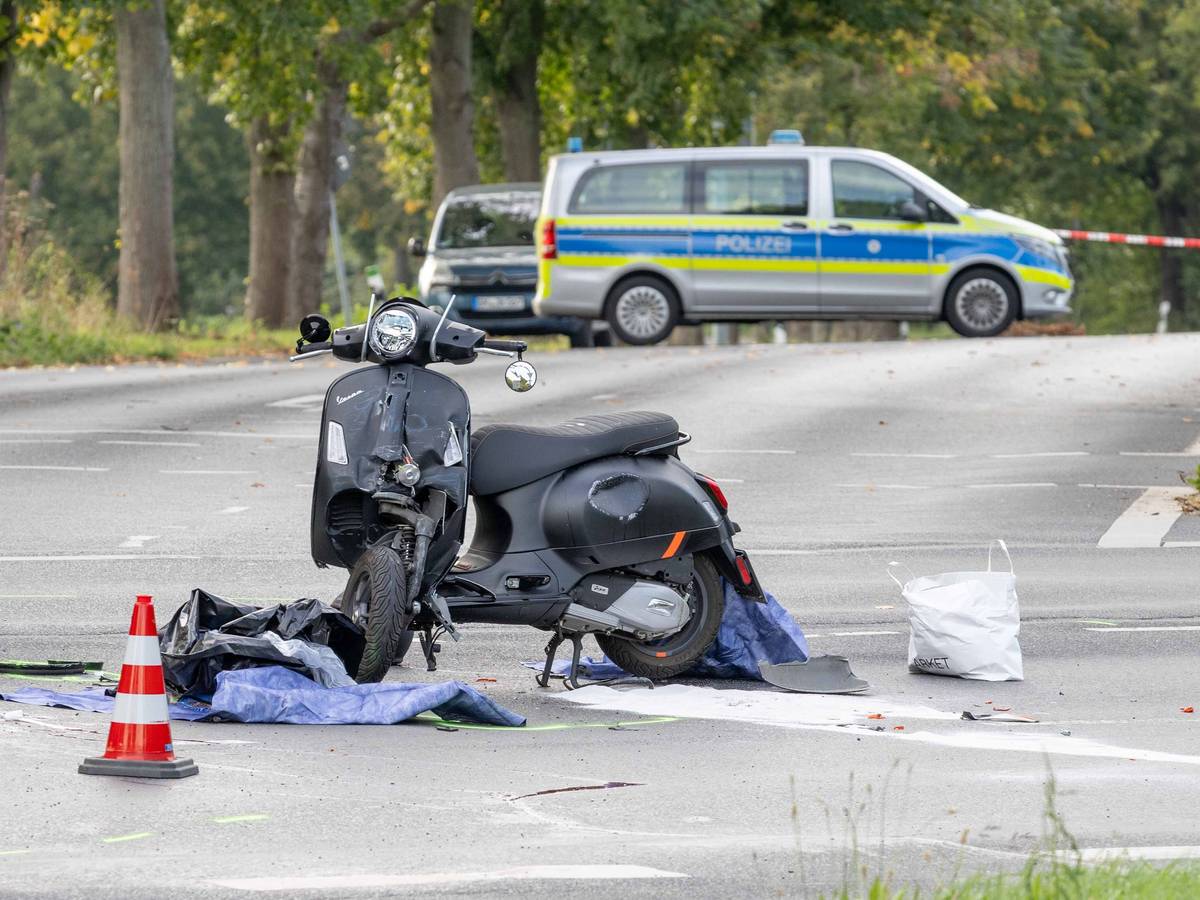 Ein Roller steht nach einem Unfall schwer beschädigt auf der Straße.