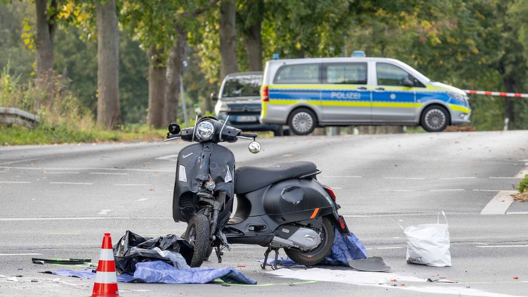 Ein Roller steht nach einem Unfall schwer beschädigt auf der Straße.