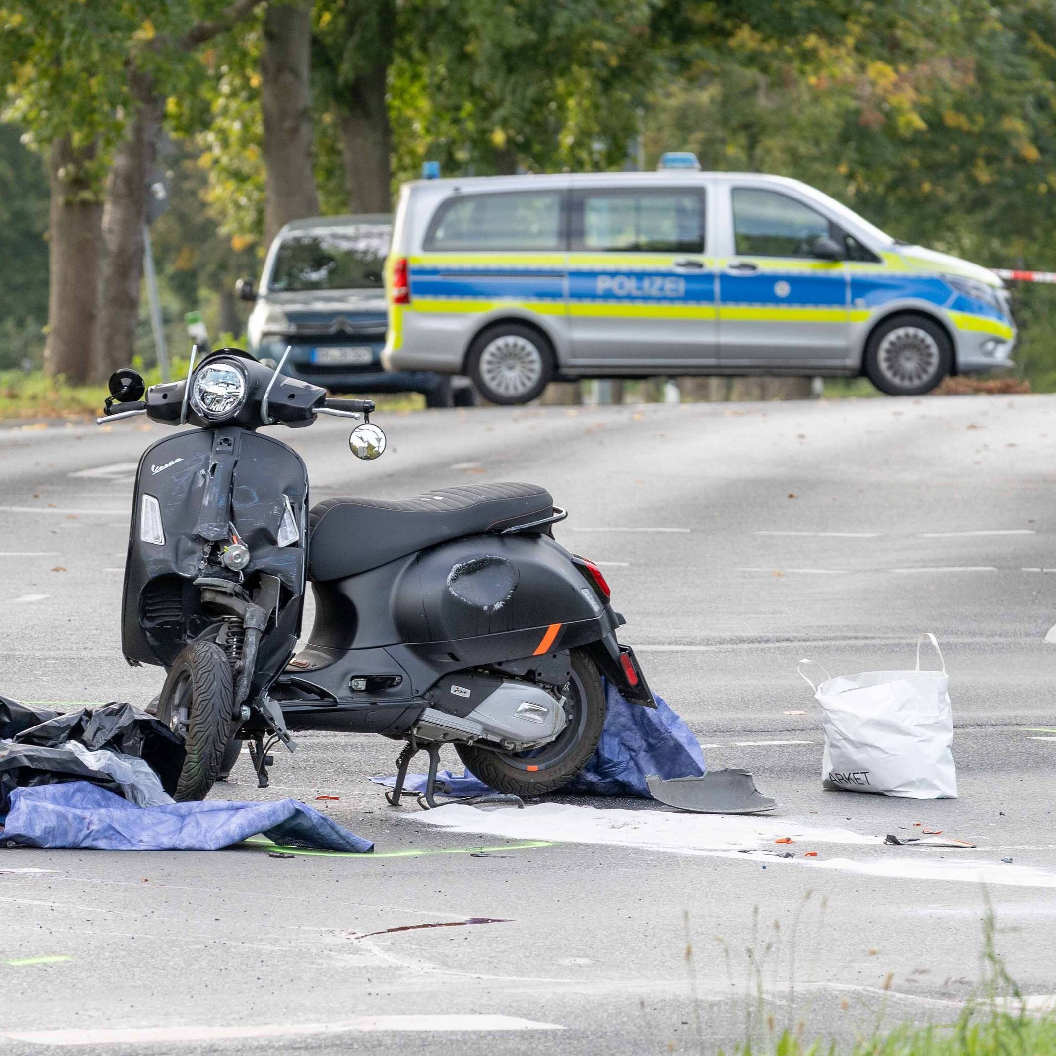 Ein Roller steht nach einem Unfall schwer beschädigt auf der Straße.