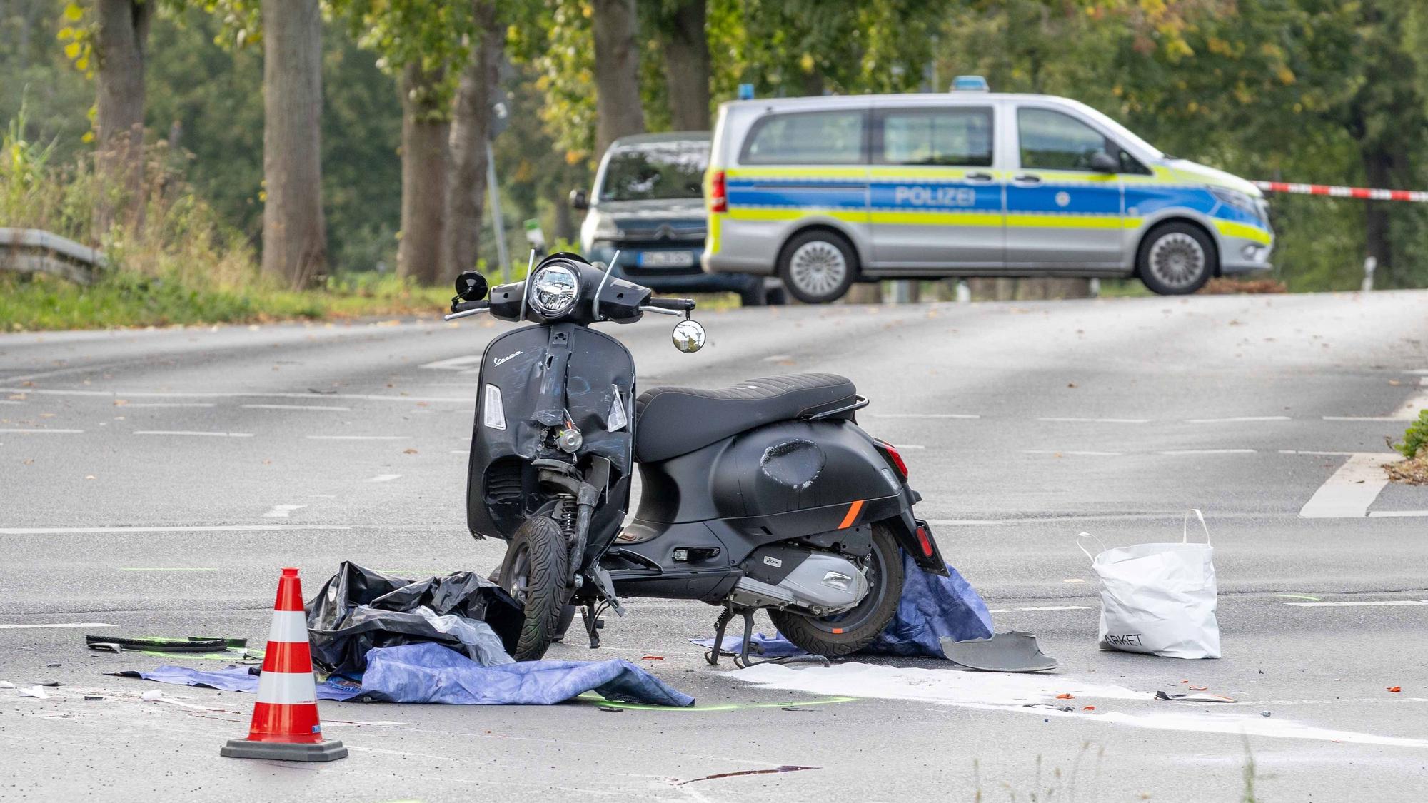 Ein Roller steht nach einem Unfall schwer beschädigt auf der Straße.