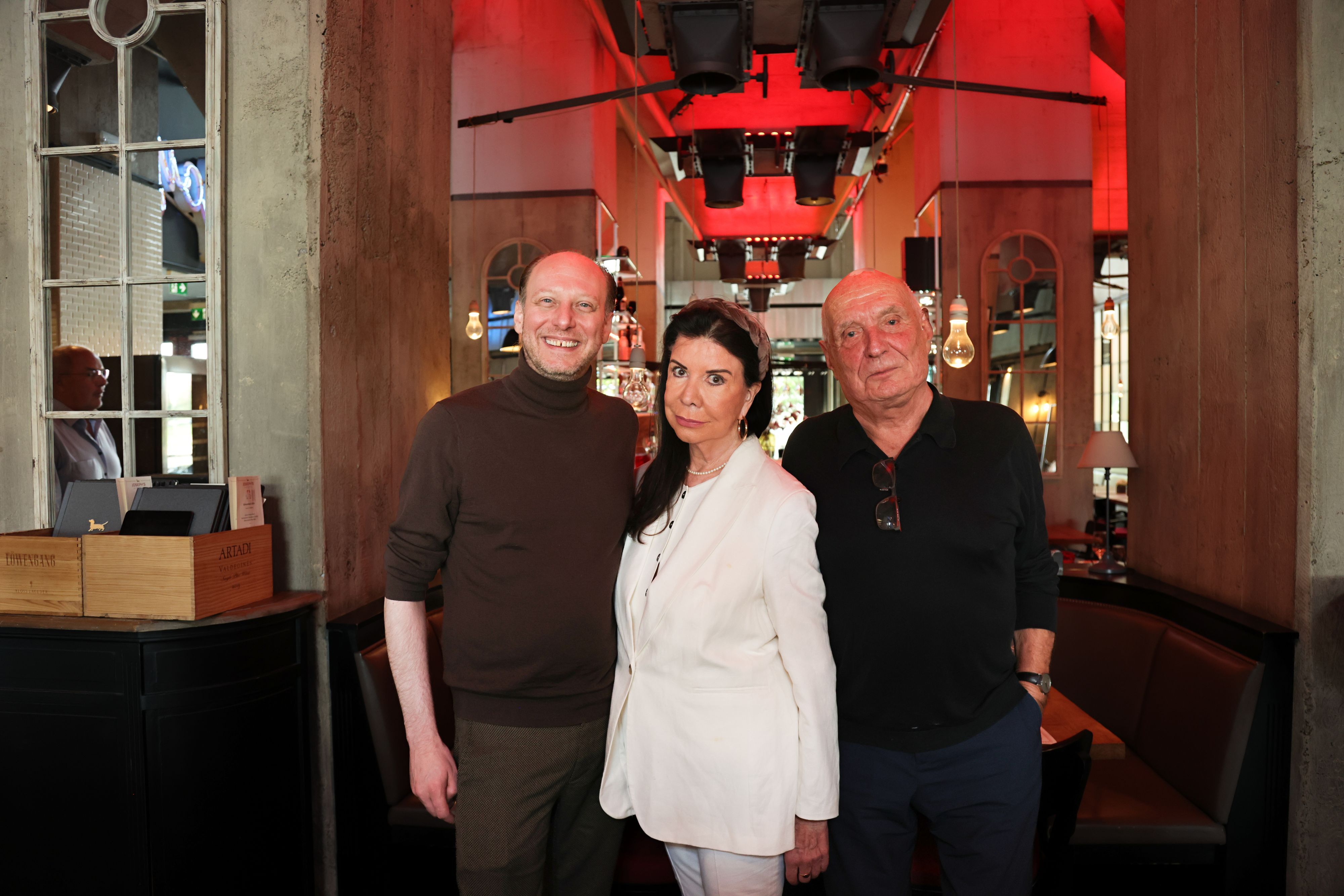 Torsten Schliesing, Rita und Rudolf von Borries in ihrem Restaurant.